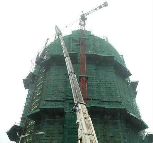 郑州市吊车在工地上作业
